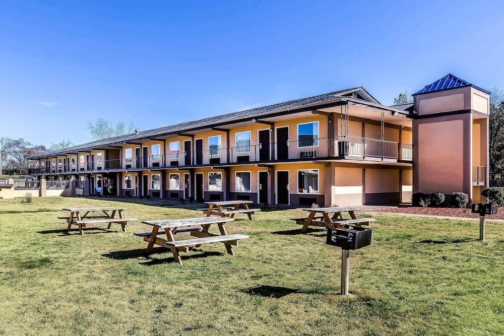 Econo Lodge Lavonia I-85 property views in Lavonia, GA — gallery photo 3