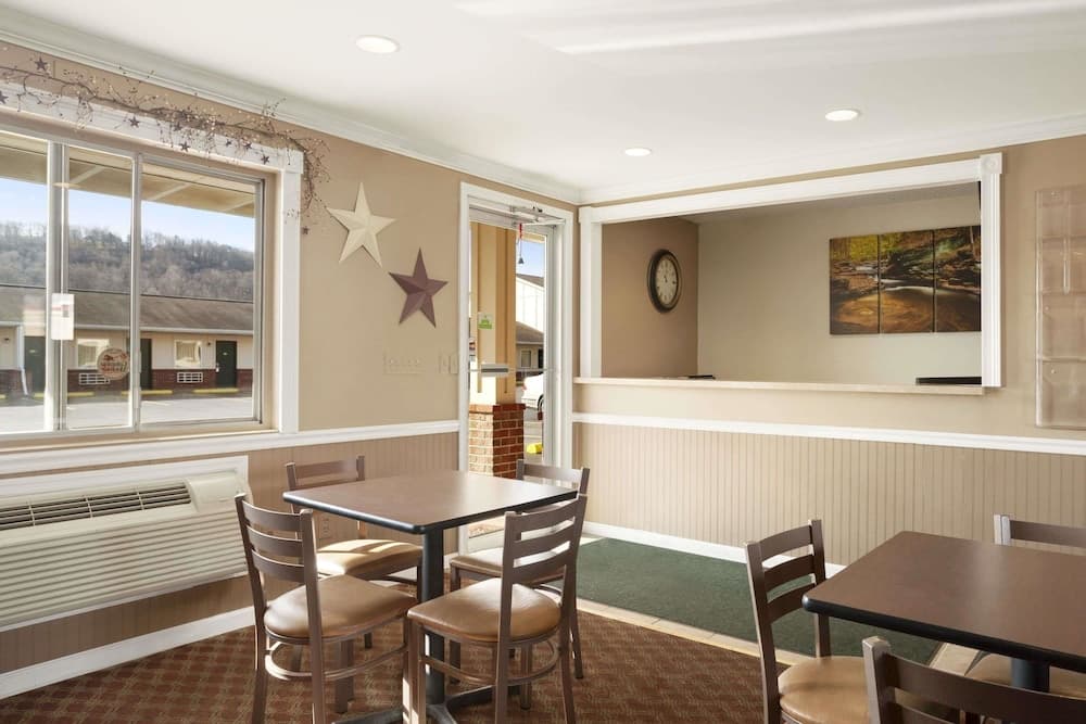 Super 8 by Wyndham Mifflinville Near Bloomsburg interior in Mifflinville, PA — gallery photo 2