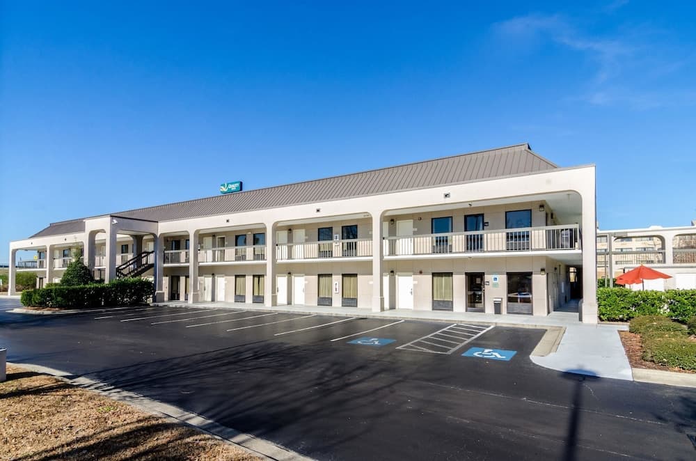 Quality Inn Lumberton North interior in Lumberton, NC — gallery photo 2