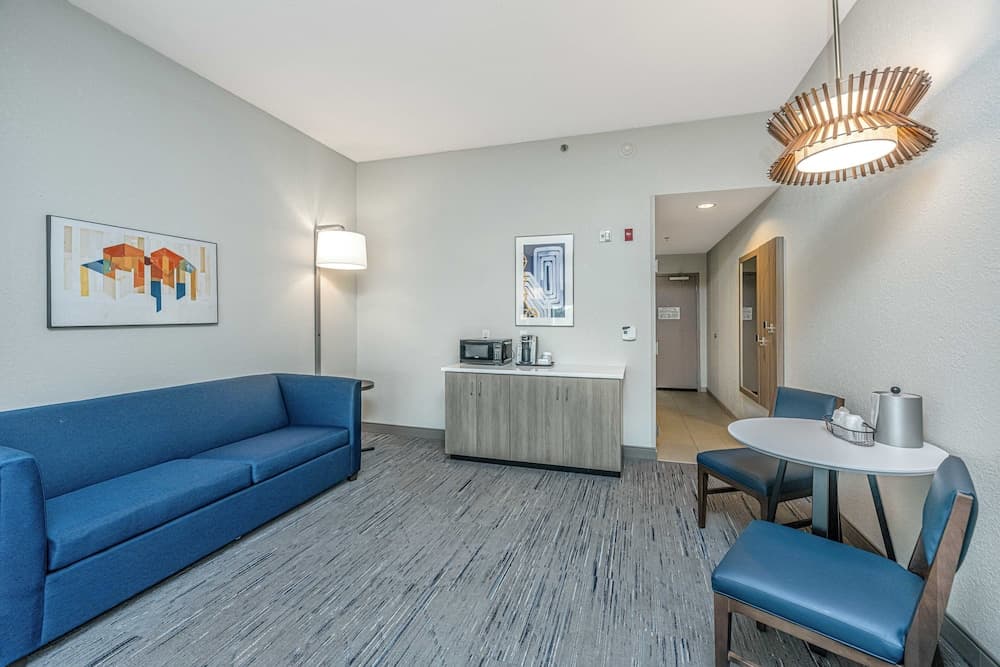 Holiday Inn Express & Suites Charleston Arpt-Conv Ctr Area gallery photo in North Charleston, SC — image 69