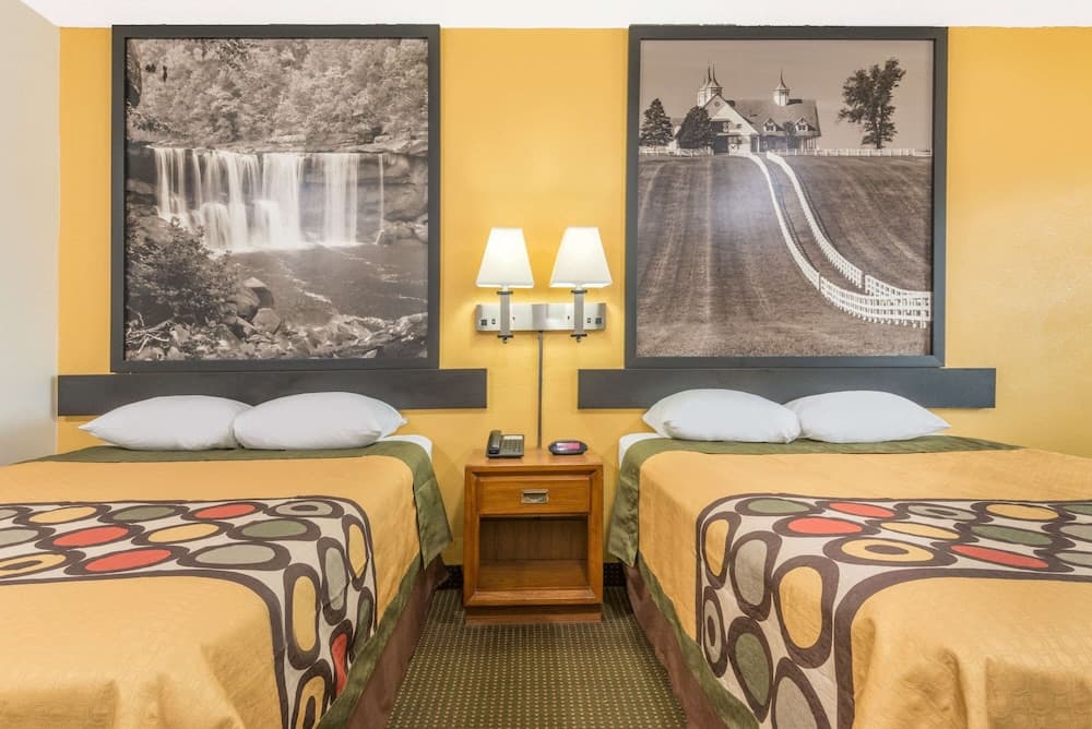 Super 8 by Wyndham Williamsburg property views in Williamsburg, KY — gallery photo 3