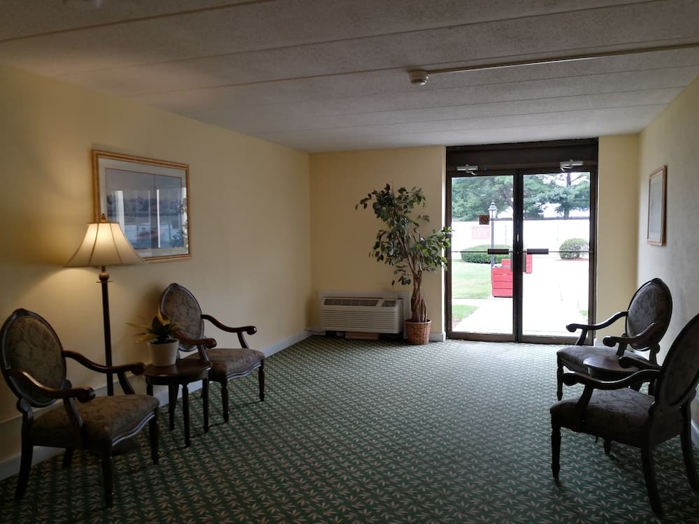 Mystic River Hotel & Suites Near Casinos interior in Mystic, CT — gallery photo 2