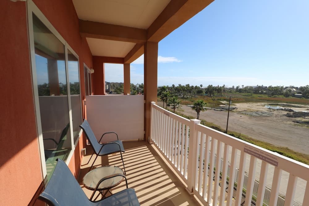La Isla Condominiums by Cheap Getaway featured exterior or lobby in South Padre Island, TX — similar hotel