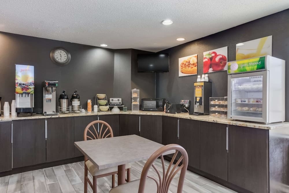 Quality Inn Lees Summit - Kansas City interior in Lee's Summit, MO — gallery photo 2