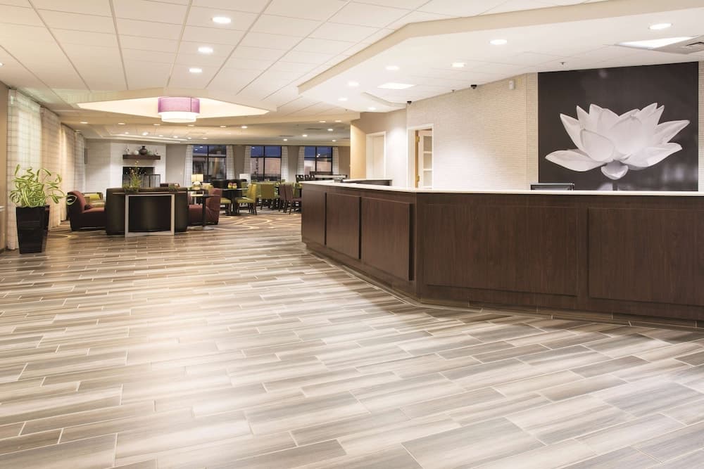 La Quinta by Wyndham Denver Englewood Tech Center interior in Greenwood Village, CO — gallery photo 2