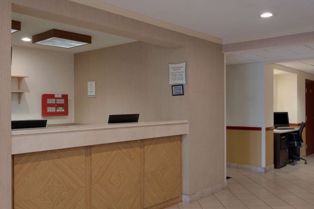 La Quinta Inn & Suites by Wyndham Jacksonville Mandarin interior in Jacksonville, FL — gallery photo 2