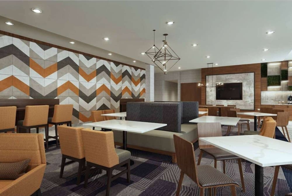 La Quinta Inn & Suites by Wyndham-Albany GA interior in Albany, GA — gallery photo 2