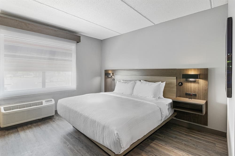 Best Western Plus Savannah Gateway interior in Savannah, GA — gallery photo 2