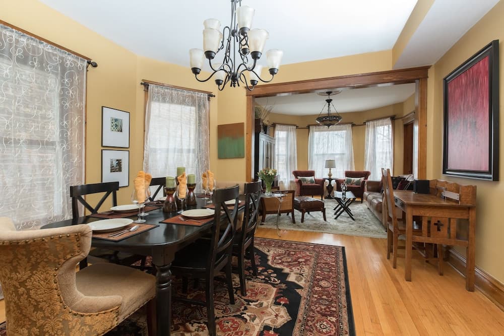 Chicago Guest House Wrigleyville interior in Chicago, IL — gallery photo 2