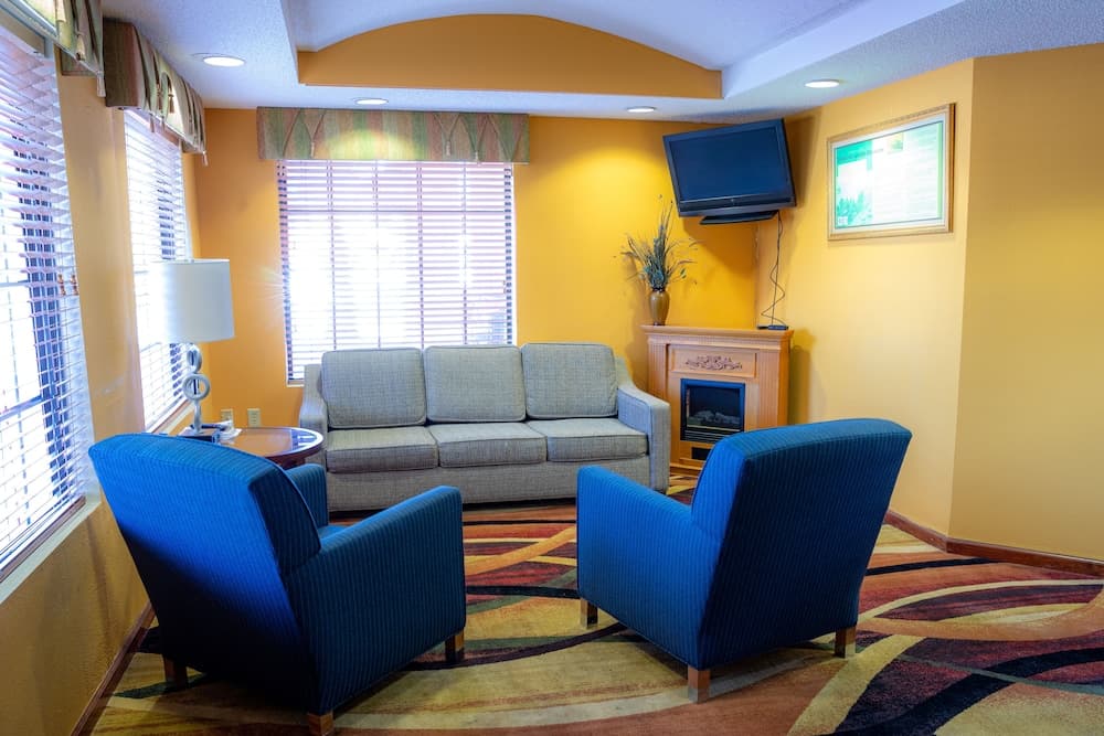 Red Roof Inn & Suites Hinesville interior in Hinesville, GA — gallery photo 2