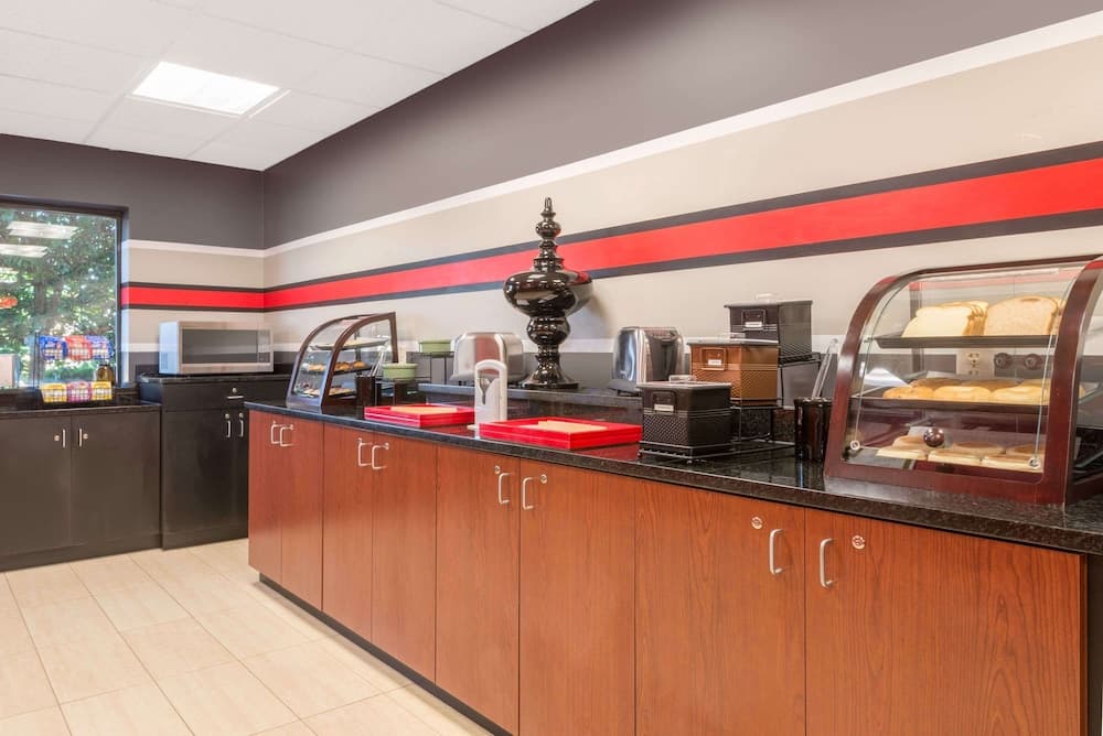 Ramada by Wyndham Catlettsburg Ashland gallery photo in Catlettsburg, KY — image 10