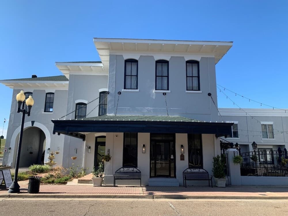 Hotel 27 — hotel in Greenville, Mississippi
