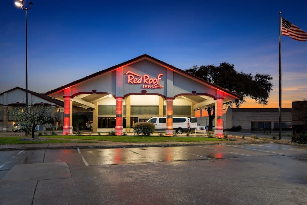 Red Roof Inn & Suites Irving – DFW Airport South — hotel in Irving, Texas