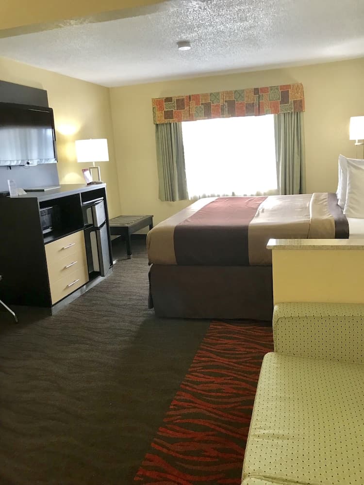 Quality Inn & Suites Benton Harbor - St. Joseph interior in Benton Harbor, MI — gallery photo 2