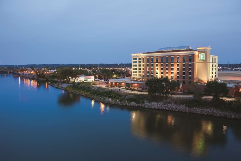 Embassy Suites by Hilton E Peoria Riverfront Conf Center featured exterior or lobby in East Peoria, IL — similar hotel