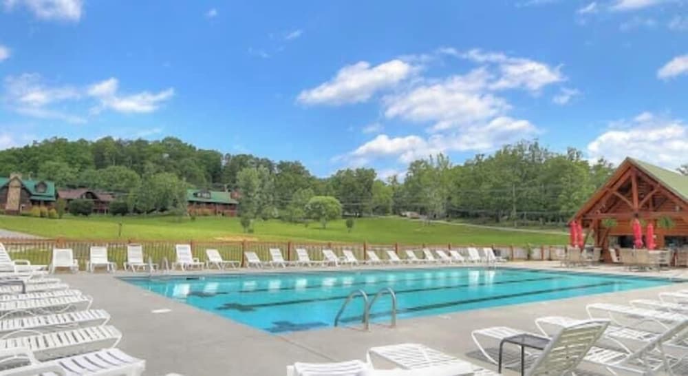 Adventure Lodge property views in Sevierville, TN — gallery photo 3