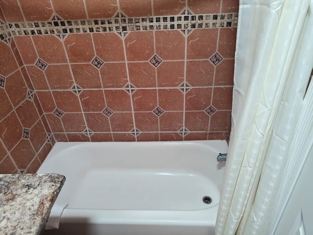 Deluxe Inn - Savannah interior in Savannah, GA — gallery photo 2