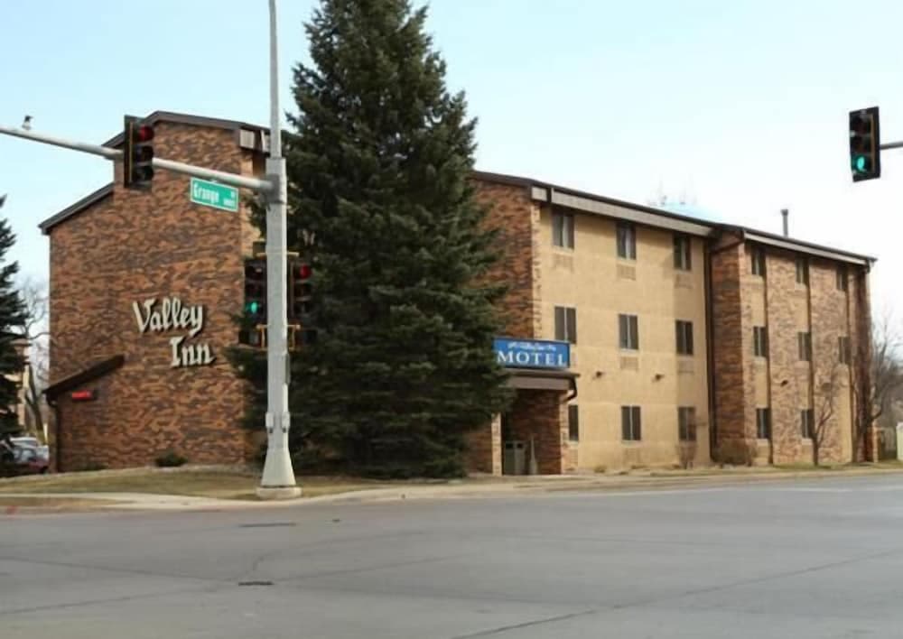 Valley Inn featured exterior or lobby in Sioux Falls, SD — similar hotel