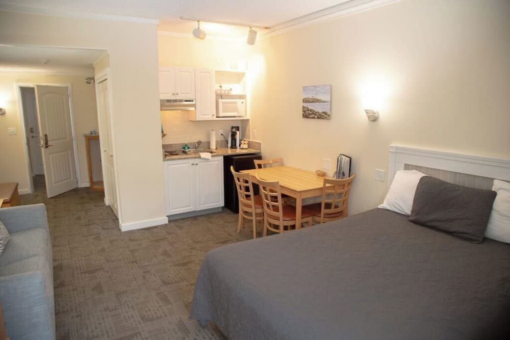 Courtyard Resort interior in Hyannis — gallery photo 2