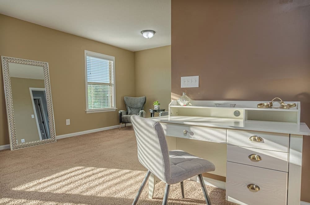 Lakeside Lodging interior in Columbus, GA — gallery photo 2