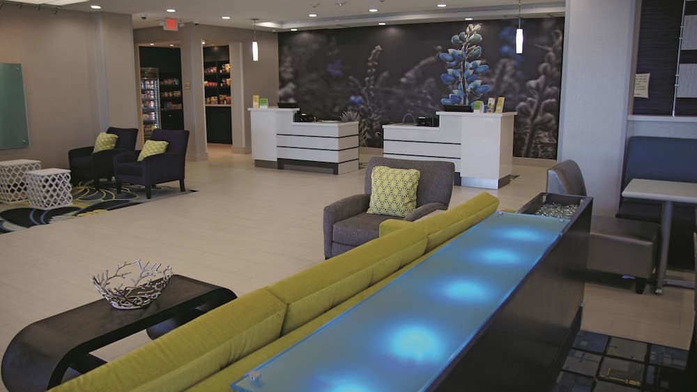 La Quinta Inn & Suites by Wyndham Odessa N. - Sienna Tower interior in Odessa, TX — gallery photo 2