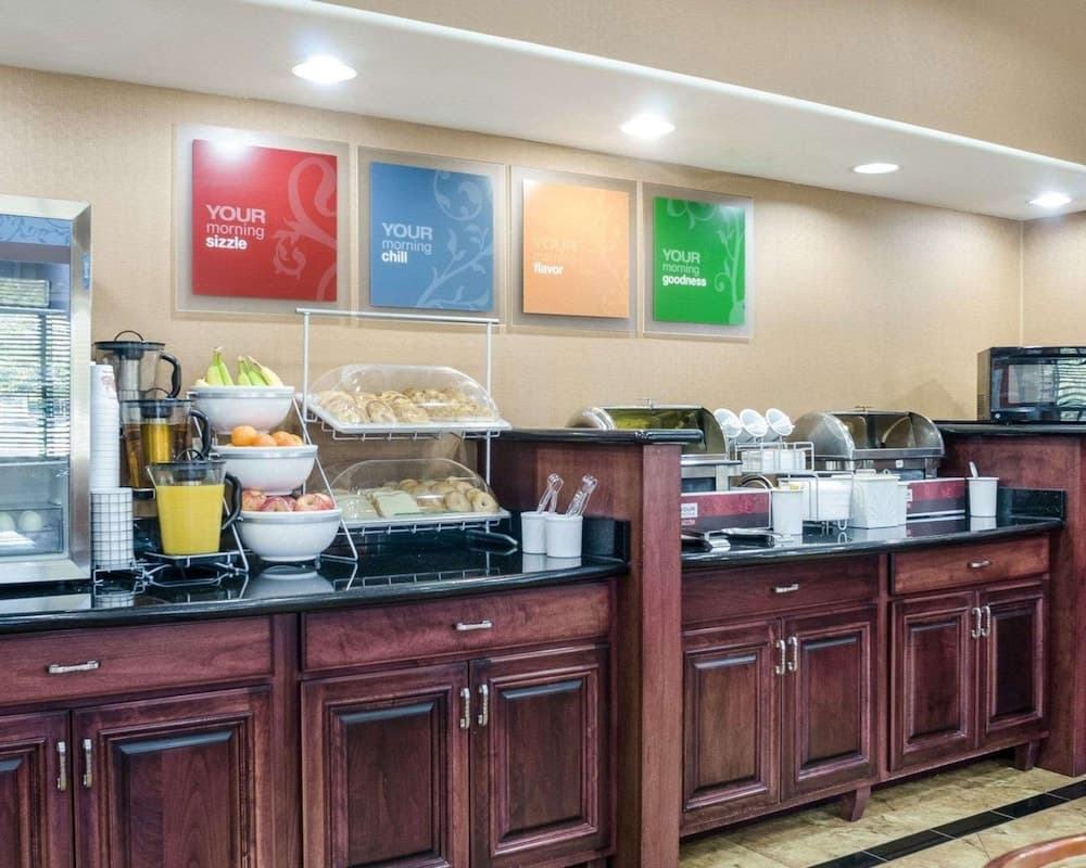 Comfort Suites Topeka Northwest interior in Topeka, KS — gallery photo 2