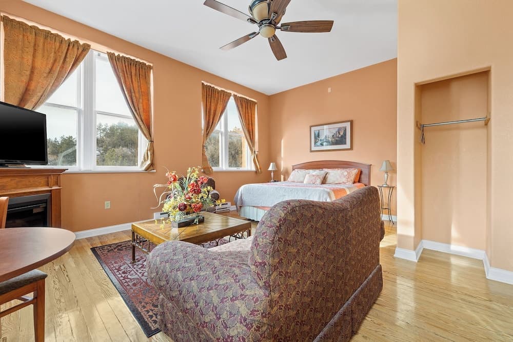 Suites at The Red Rock Vacation rentals interior in Hot Springs, SD — gallery photo 2