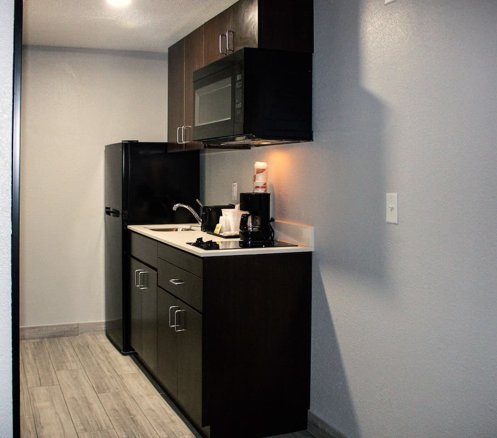 Suburban Studios Roseville-Detroit North property views in Roseville, MI — gallery photo 3