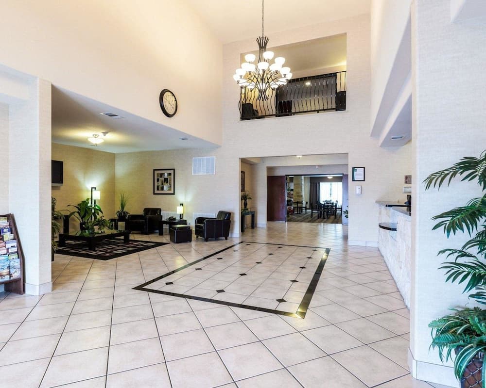 Quality Suites Huntsville Near University interior in Huntsville, TX — gallery photo 2