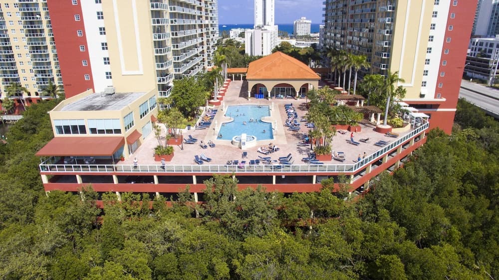 Intracostal Sunny Isles property views in Sunny Isles Beach, FL — gallery photo 3