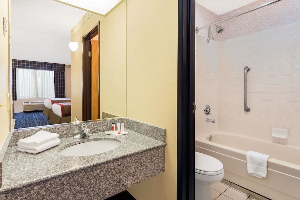 Ramada by Wyndham Kent Seattle Area property views in Kent, WA — gallery photo 3