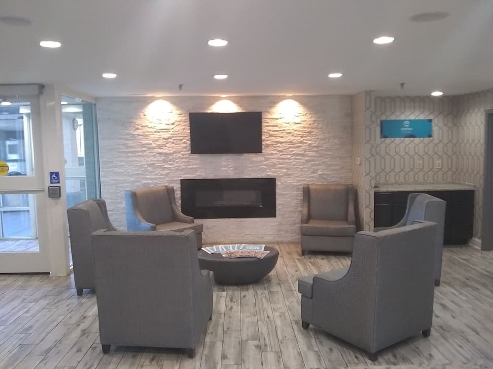 Clarion Pointe - Greensboro Coliseum Area interior in Greensboro, NC — gallery photo 2