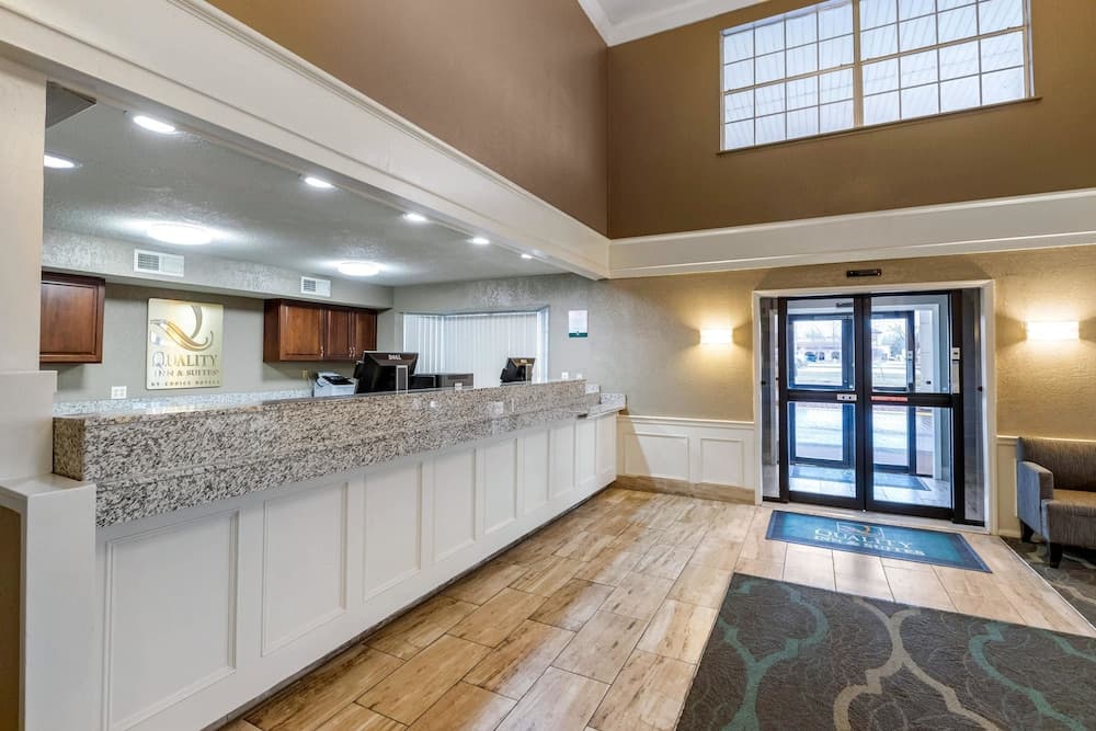 Quality Inn & Suites Des Moines - Merle Hay Road interior in Des Moines, IA — gallery photo 2