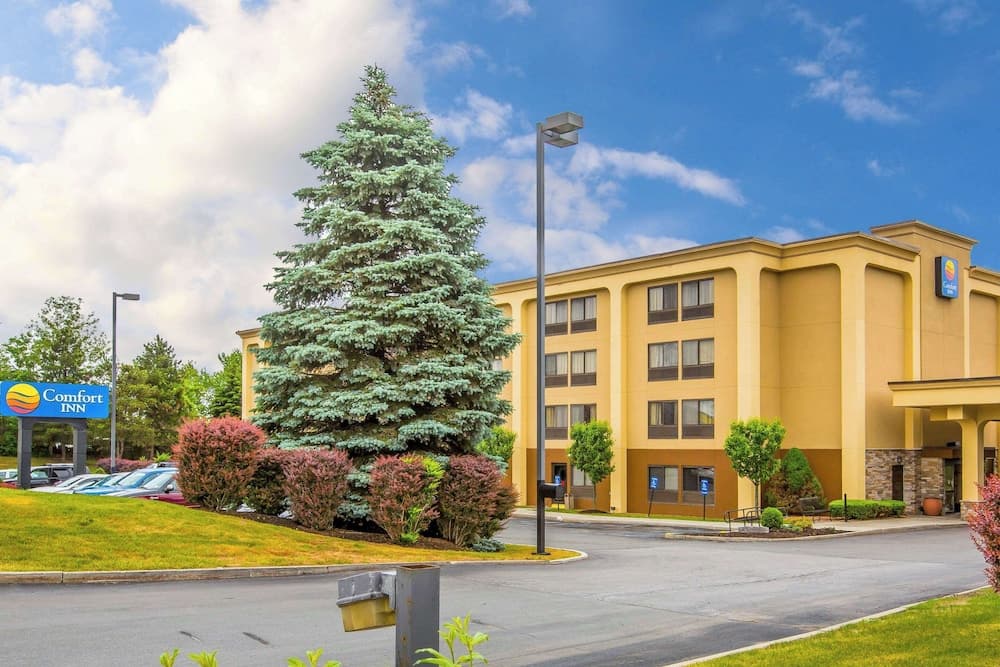 The Clocktower Hotel at Century House, an Ascend Collection Hotel interior in Cohoes, NY — gallery photo 2