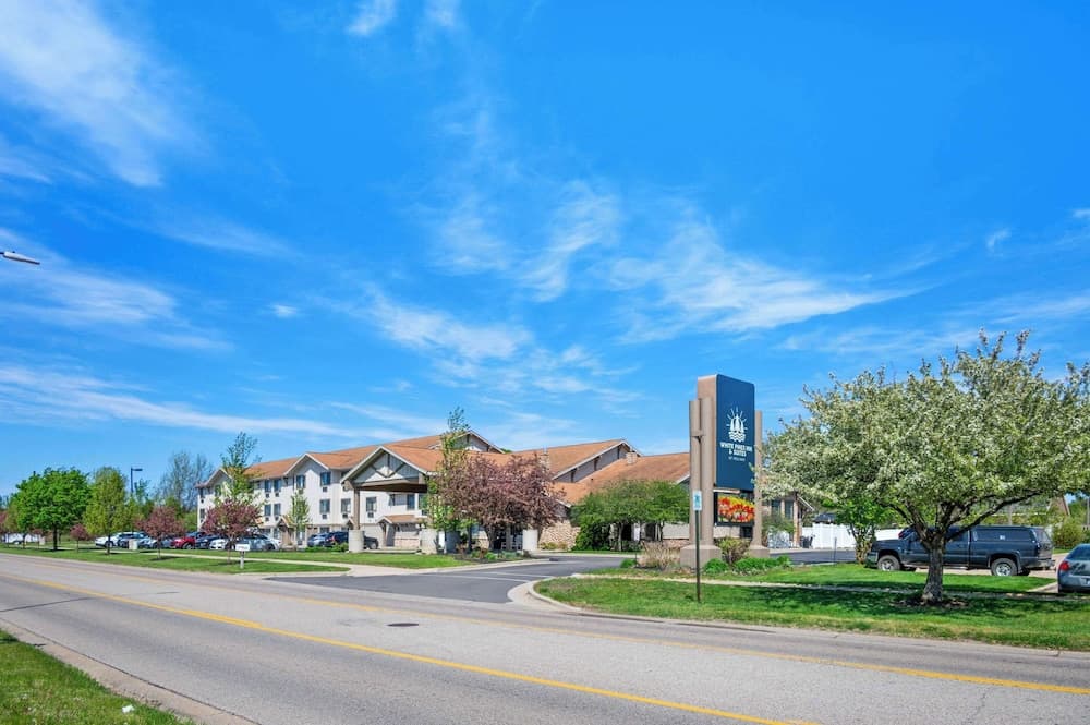 White Pines Inn & Suites gallery photo in Holland, MI — image 9