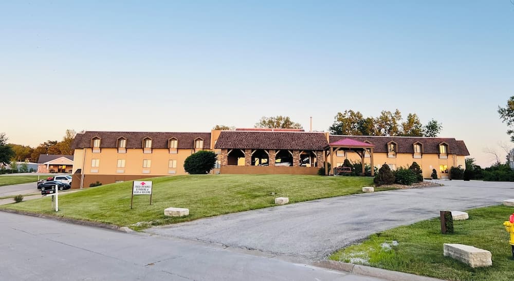 Hometown Inn & Suites featured exterior or lobby in Washington, IA — similar hotel
