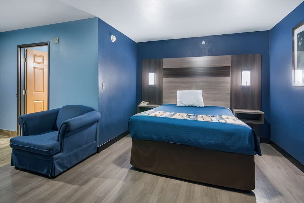 Rodeway Inn Carrollton I-35E gallery photo in Carrollton, TX — image 10