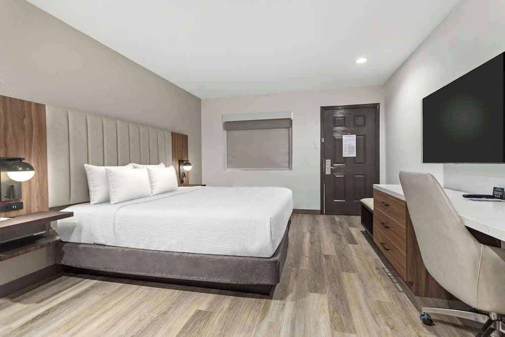 Baymont by Wyndham Beaumont gallery photo in Beaumont, TX — image 32