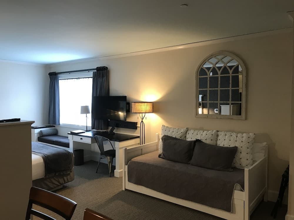 Village Hotel on Biltmore Estate property views in Asheville, NC — gallery photo 3