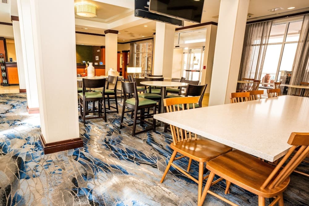 Fairfield Inn & Suites by Marriott San Antonio Alamo Plaza/Convention Center interior in San Antonio, TX — gallery photo 2
