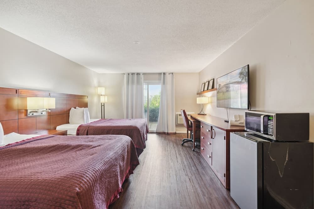 Miami Suites Hotel gallery photo in Toledo, OH — image 6