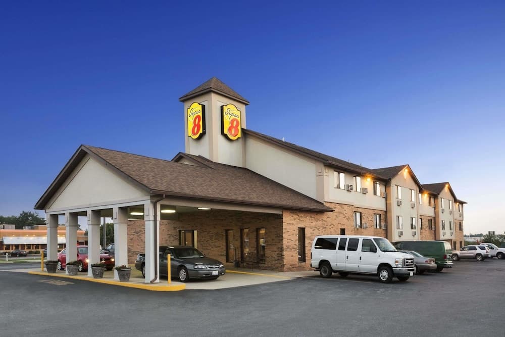 Super 8 by Wyndham Mt. Vernon IL featured exterior or lobby in Mount Vernon, IL — similar hotel