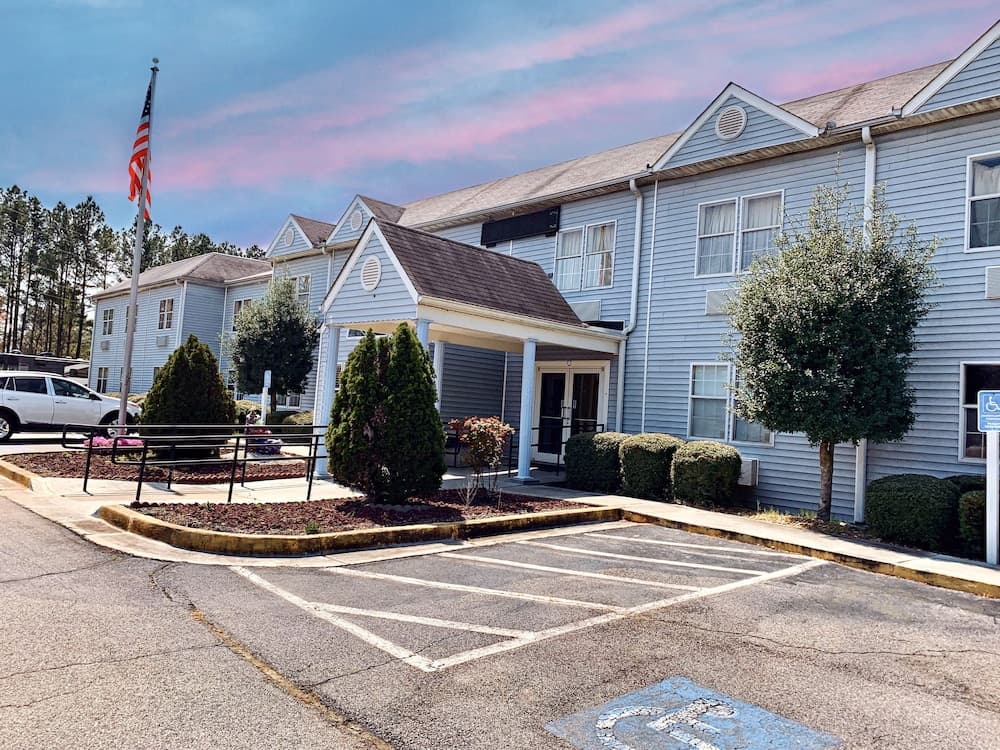 Holiday Lodge featured exterior or lobby in Greensboro, GA — similar hotel