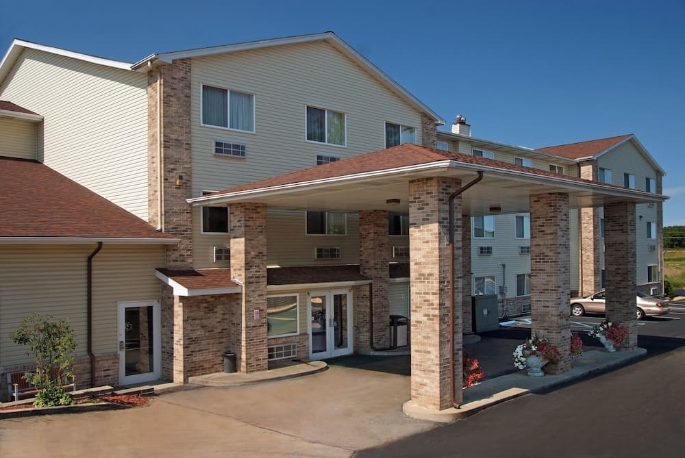 Red Roof Inn Osage Beach - Lake of the Ozarks featured exterior or lobby in Osage Beach, MO — similar hotel