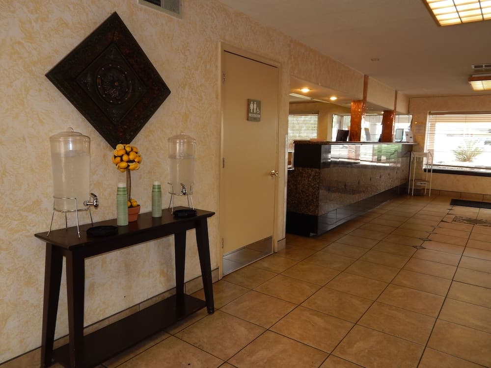 Tree Inn & Suites Albuquerque. interior in Albuquerque, NM — gallery photo 2