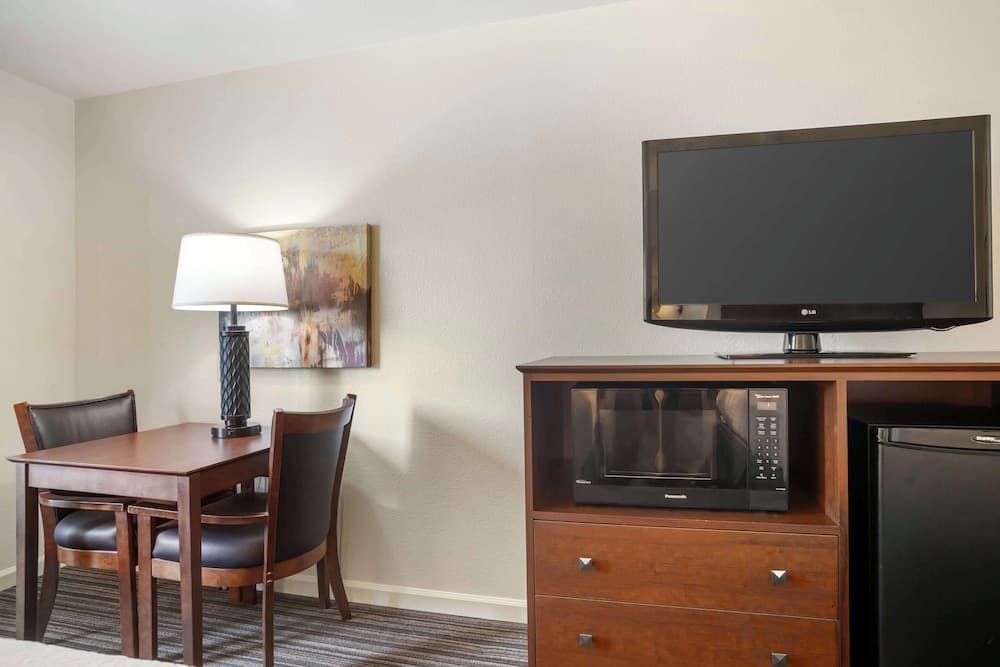 Best Western Clovis Cole property views in Clovis, CA — gallery photo 3