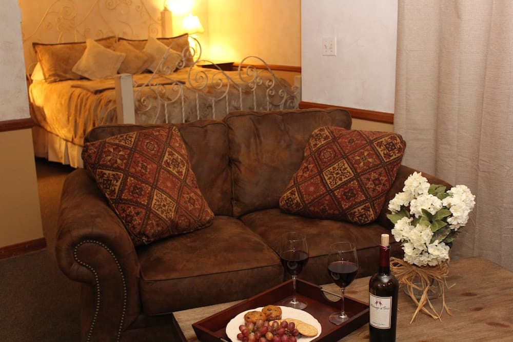 Adobe Village Inn property views in Sedona, AZ — gallery photo 3