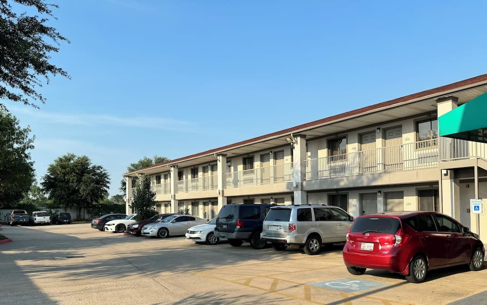 LUXURY INN interior in Houston, TX — gallery photo 2