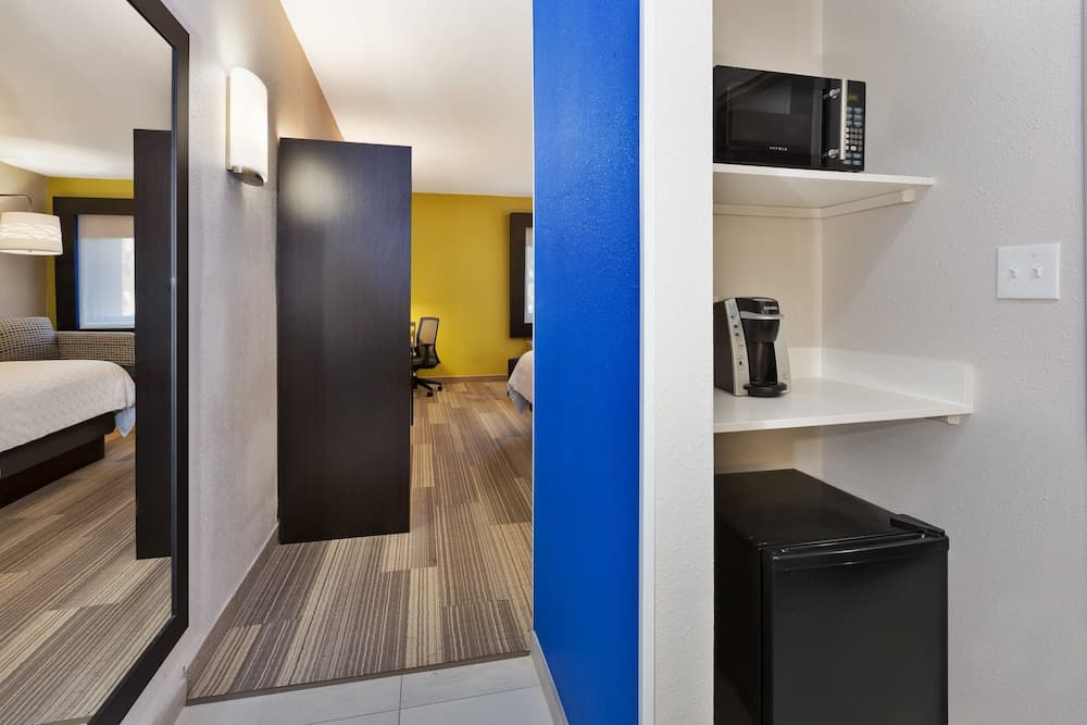 Holiday Inn Express Detroit-Warren by IHG property views in Warren, MI — gallery photo 3