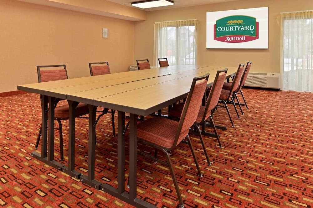 Courtyard by Marriott Dallas Northwest interior in Dallas, TX — gallery photo 2